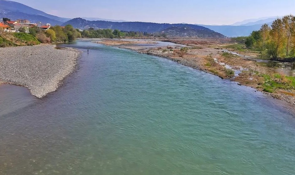 Ndërtimi i rrugëve po gërryen lumenjtë: 9 leje aktive për inerte, 6 prej tyre për Korridorin VIII